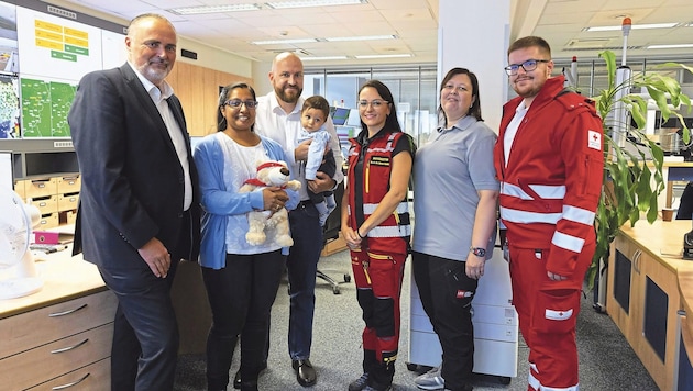 Visit to the State Security Center (LSZ): Governor Hans Peter Doskozil, the Jagschitz couple with son Raphael, emergency doctor Angelika De Abreu Santos, paramedic Martin Strobl and LSZ employee Judith Pogatsch. (Bild: Büro Doskozil)