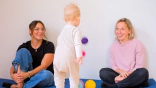 Montessori-Spielgruppe im EKIZ Linz; die kleine Emma ist fasziniert: Sie kann schon Bälle werfen, die Mama (re.) staunt. (Bild: Einöder Horst/Horst Einöder/Flashpictures)