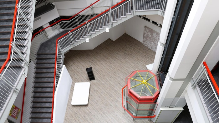 10.000 Quadratmeter und drei Stöcke: Es gibt jede Menge Platz im Kika-Gebäude.