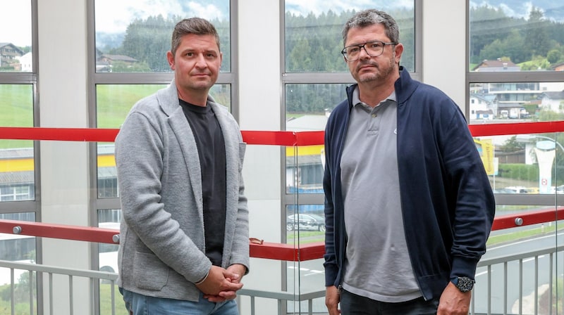 Die Unternehmer Patrick Müller (l.) und Klaus Wallner beim Lokalaugenschein der „Krone“. (Bild: Hölzl Roland)