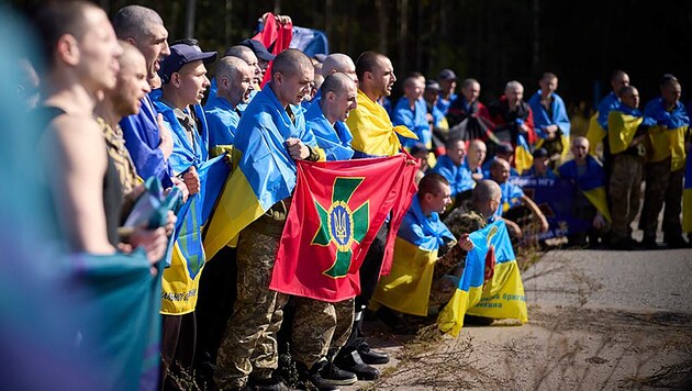 Die ausgetauschten Kriegsgefangenen aus der Ukraine posieren für ein Foto.  (Bild: APA/AP)