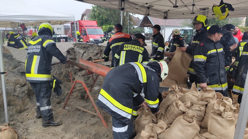 Unwetter haben zahlreiche Straßensperren und Verkehrseinschränkungen mit sich gebracht und Einsatzkräfte österreichweit zu Hunderten Einsätzen gerufen. Bild: Feuerwehr Hadersdorf (Bild: APA/FF HADERSDORF AM KAMP)