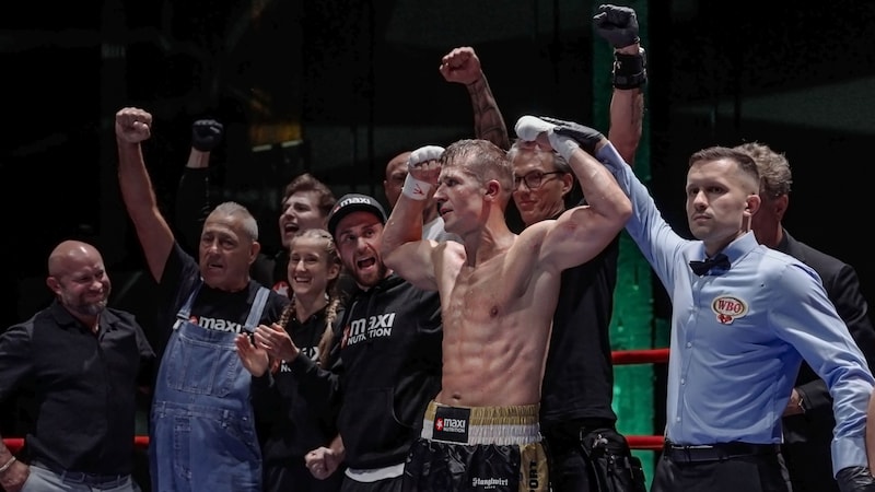 Alem Begic celebrated with his team. (Bild: Ben Strässle/Dominik Dziamski)