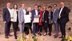 Illustre Gratulanten-Schar, darunter Hans Peter Doskozil, Astrid Eisenkopf und Johanna Mikl-Leitner, rund um Ortschef Erich Trummer (Mitte). (Bild: Hans Christian Gmasz)