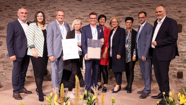 Illustrious crowd of well-wishers, including Hans Peter Doskozil, Astrid Eisenkopf and Johanna Mikl-Leitner, around the head of the village Erich Trummer (center). (Bild: Hans Christian Gmasz)