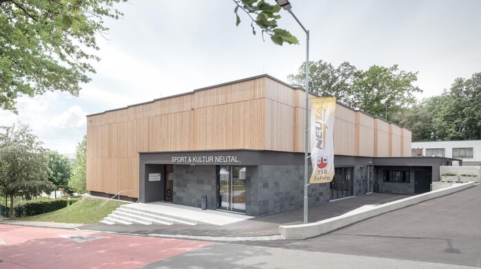 Die multifunktionale Sport- und Kulturhalle in Neutal wurde ohne zusätzliche Bodenversiegelung ...