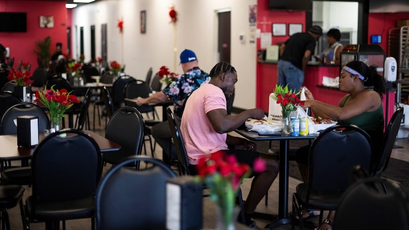 People in Springfield - here visitors to a Haitian restaurant live in fear of racist attacks. (Bild: APA Pool/AFP/Roberto Schmidt)