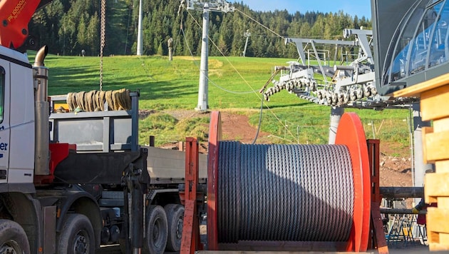 In Fieberbrunn wurde bereits vor dem ersten Wintereinbruch das Seil angeliefert. (Bild: Bergbahn Fieberbrunn)