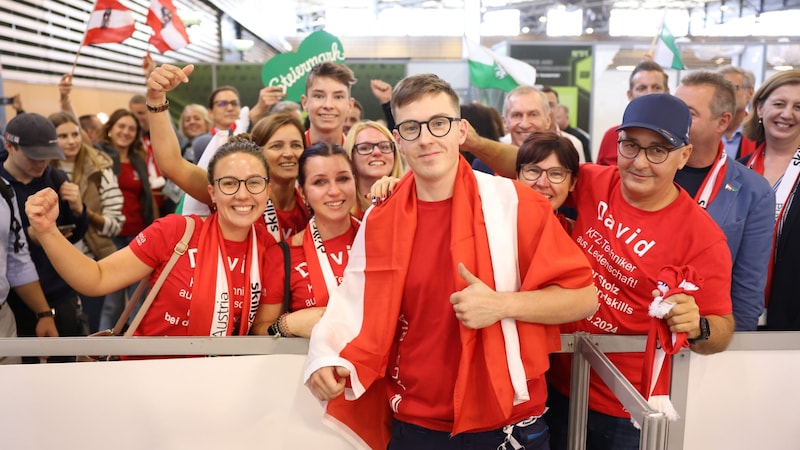 David Gschaar, automotive technician from Klöch, with his family and girlfriend Viktoria (left of center) (Bild: Florian Wieser)