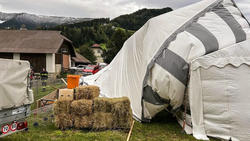 Zwei Zelte wurden vom Wind niedergerissen. (Bild: Bezirksfeuerwehrkommando Villach-Land)