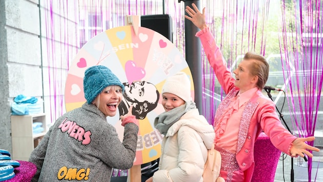 Gabriela Klaffenböck with niece Hannah (left) at the Shakespeare wheel of fortune that Markus Ransmayr is spinning. (Bild: Wenzel Markus/Markus Wenzel)