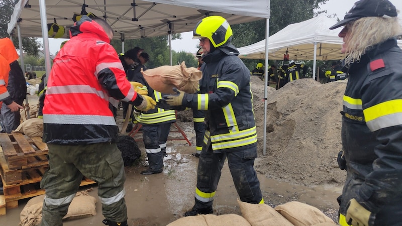 Emergency services in Hadersdorf am Kamp (Bild: APA/FF HADERSDORF AM KAMP)