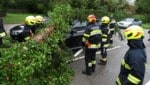 Unwetter haben zahlreiche Straßensperren und Verkehrseinschränkungen mit sich gebracht und Einsatzkräfte österreichweit zu Hunderten Einsätzen gerufen. Bild: Einsatzkräfte im Raum Ternitz (Bild: APA/GERHARD ZWINZ)