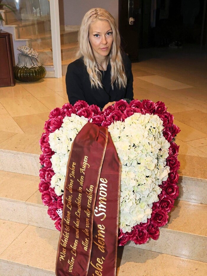 With love, your Simone. The funeral wreath was re-tied with artificial flowers.