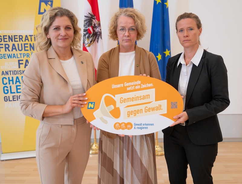 Bürgermeisterin Bärbel Stockinger (Bad Erlach), Landesrätin Christiane Teschl-Hofmeister und Elisabeth Cinatl mit neuer Gemeinde-Plakette. (Bild: Erich Marschik)