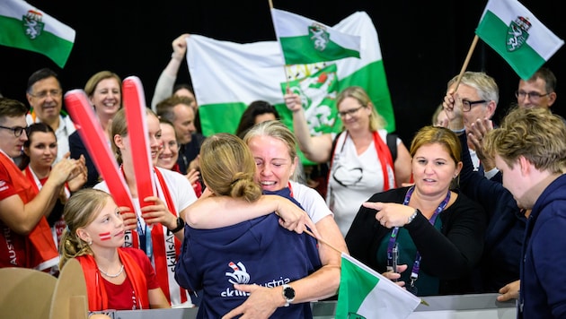 Graphic designer Johanna Haimel from Graz in the sea of flags and in the arms of her mother (Bild: Skills Austria/Max Slovencik)