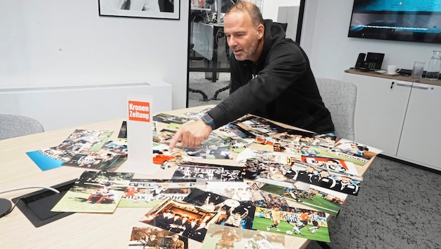 Mario Haas browses through snapshots of his great career. (Bild: Pail Sepp/Sepp Pail)