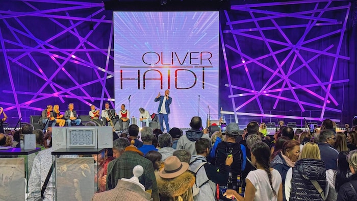 Auf der großen Bühne in der Messehalle 2 gibt‘s auch heute noch Livemusik zum Mittanzen und ...