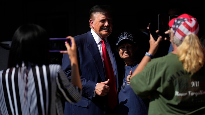 Loomer (links) fotografiert Trump