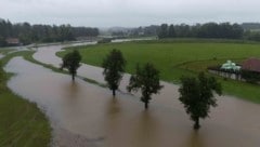 Zahlreiche Flüsse, wie hier die Enknach, sind schon über die Ufer getreten (Bild: Scharinger Daniel/Pressefoto Scharinger © Daniel Scharinger)