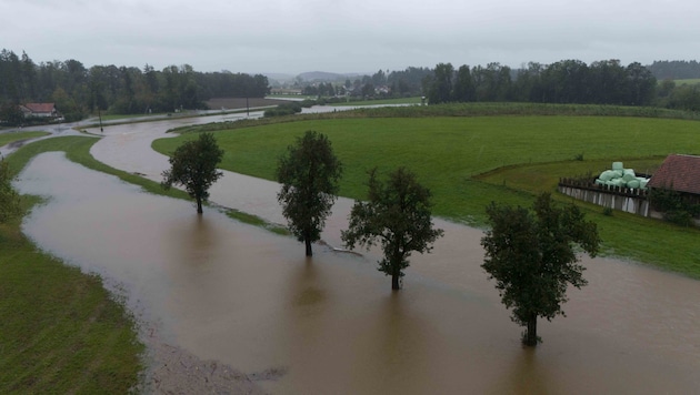 Zahlreiche Flüsse, wie hier die Enknach, sind schon über die Ufer getreten (Bild: Scharinger Daniel/Pressefoto Scharinger © Daniel Scharinger)