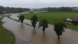 Zahlreiche Flüsse, wie hier die Enknach, sind schon über die Ufer getreten (Bild: Scharinger Daniel/Pressefoto Scharinger © Daniel Scharinger)