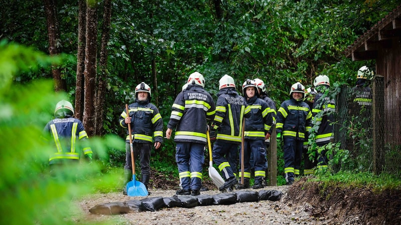 Die Feuerwehrleute stehen bereits den ganzen Tag im Dauereinsatz (Bild: Scharinger Daniel/Pressefoto Scharinger © Daniel Scharinger)