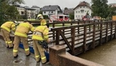 Feuerwehrler im Dauereinsatz. (Bild: FF Obertrum)