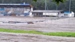 Die Spielstätte des niederösterreichischen Fußball-Landesligisten SC Zwettl war am Samstag fast vollständig von Wassermassen überflutet. (Bild: Bettina Huber)