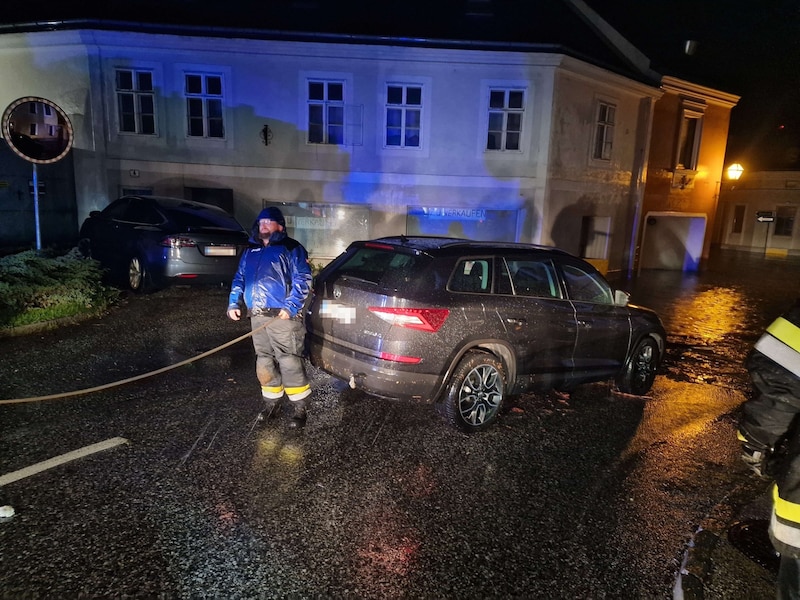 Das Auto wurde geborgen und an einem trockenen Ort abgestellt. (Bild: DOKU-NÖ)