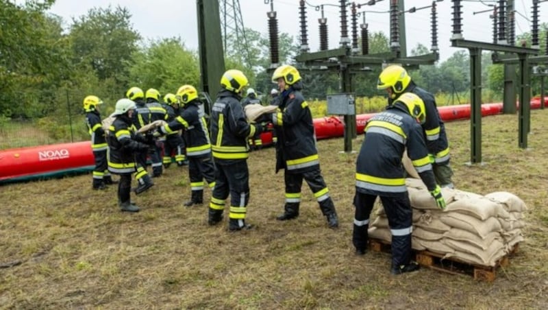 The emergency services have been working continuously throughout Austria. (Bild: APA/BFK KREMS/MANFRED WIMMER)