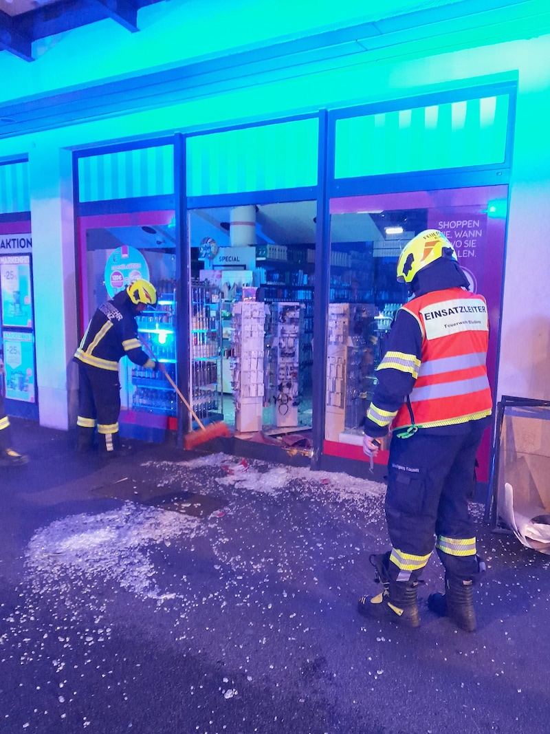 Die Feuewehr musste das zerstörte Schaufenster sichern. (Bild: Feuerwehr Bludenz)