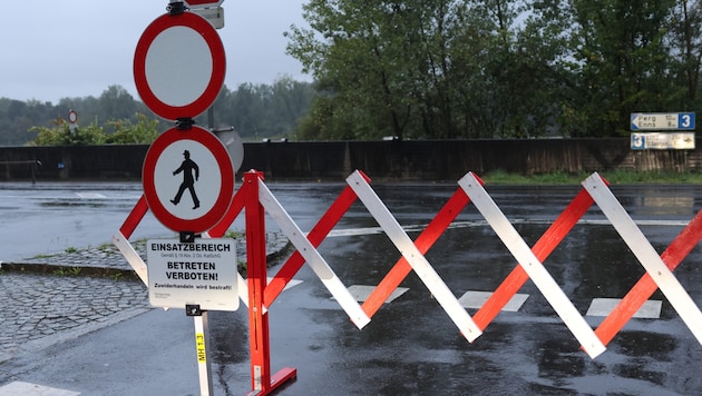 Die Dämme haben in Oberösterreich gehalten, noch sind aber einige Straßen wegen des Hochwassers gesperrt  (Bild: Matthias Lauber/laumat.at)