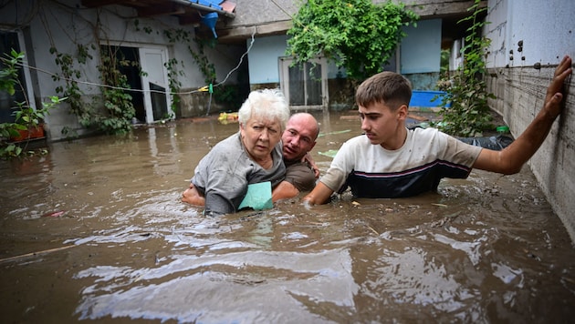 In Romania, many people had to escape from their flooded homes - for some elderly people, the floods became a death trap. (Bild: APA/AFP)