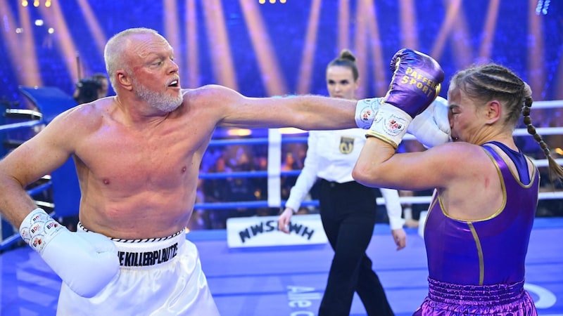 Picture of the boxing match between the now grey Stefan Raab and Regina Halmich (Bild: Foto: Raab Entertainment / Willi Weber)