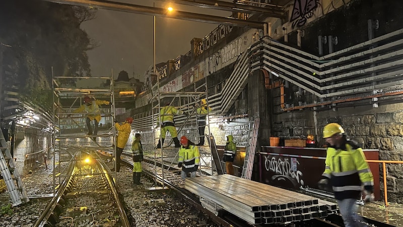 Einsatzkräfte bei der Durchführung von Schutzmaßnahmen auf der U4 bei der Pilgramgasse (Bild: APA/WIENER LINIEN)