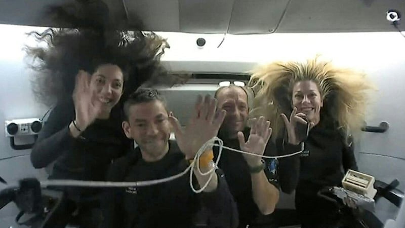 Dieses Standbild der Polaris Dawn-Crew vom 13. September 2024 zeigt die SpaceX Polaris Dawn-Crew Jared Isaacman, Mission Commander, Anna Menon, Mission Specialist und Medical Officer, Sarah Gillis, Mission Specialist, und Scott Poteet, Mission Pilot, während der SpaceX-Polaris-Dawn-Mission. (Bild: APA Pool/AFP/Polaris Program/Handout)