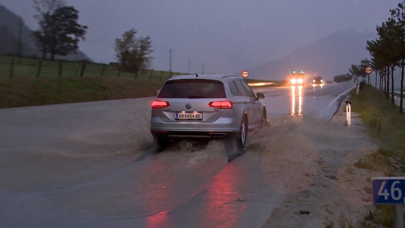 The B320 was flooded. (Bild: BFV Liezen / Schlüßlmayr)