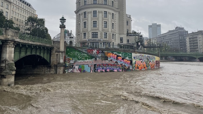 Hier mündet der Wienfluss in den Donaukanal. 