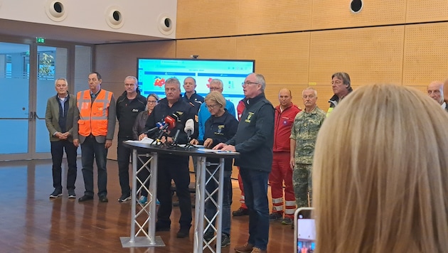 Representatives from politics, the fire department, the army, rescue services and the police after the crisis meeting. (Bild: Lauber)