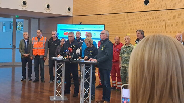 Representatives from politics, the fire department, the army, rescue services and the police after the crisis meeting.