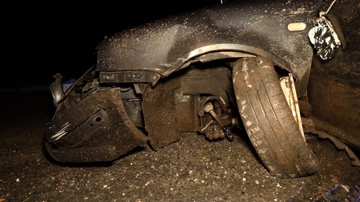 Das VW Golf wurde bei dem Crash schwer bedschädigt.