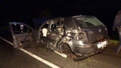 Das Unfallwrack blieb auf der Straße liegen. (Bild: Maurice Shourot)