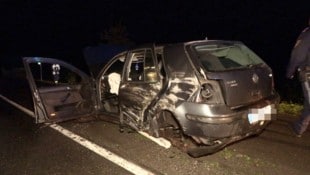 Das Unfallwrack blieb auf der Straße liegen.