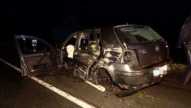 Das Unfallwrack blieb auf der Straße liegen. (Bild: Maurice Shourot)