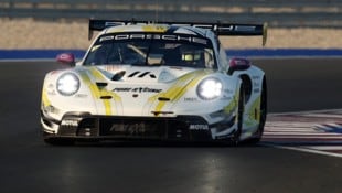 Rennfahrer Klaus Bachler hat sich den ersten WM-Titel in der LMGT3-Klasse der Langstrecken-Weltmeisterschaft (WEC) gesichert. (Bild: AFP/APA/KARIM JAAFAR)