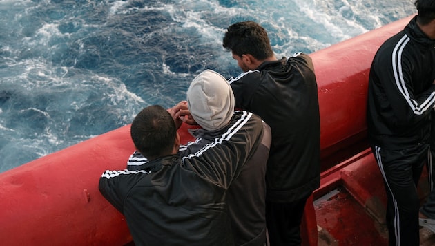 Migranten im Mittelmeer (Bild: APA/AFP)