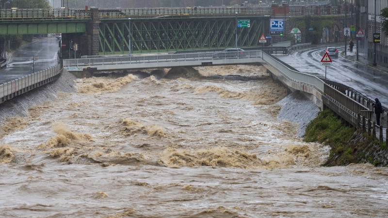 Der Wienfluss rauscht ungebremst durch die Innenstadt. (Bild: APA/GEORG HOCHMUTH)