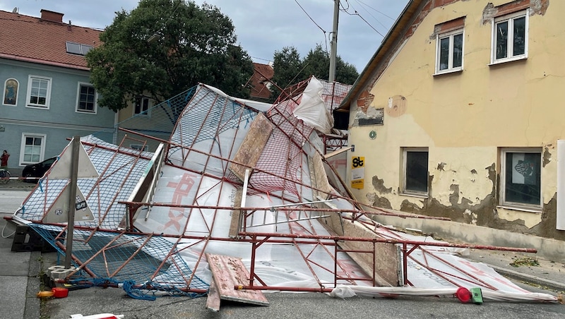 Ein umgestürztes Baustellengerüst forderte die Grazer Berufsfeuerwehr Sonntagmittag in der Münzgrabenstraße. (Bild: Gerald Schwaiger/Steirerkrone)