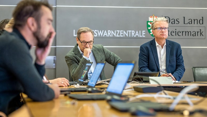 Serious expressions on Sunday in the state warning center: Governor Drexler (right) and head of disaster control Eitner (Bild: Brand Images)